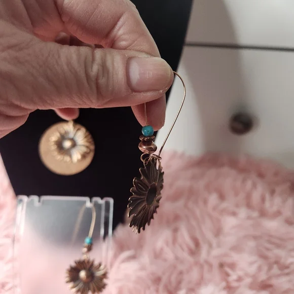 NwOT! Copper Tone Sunflower Pendant Necklace and Earrings Set (P21) - Picture 3 of 6